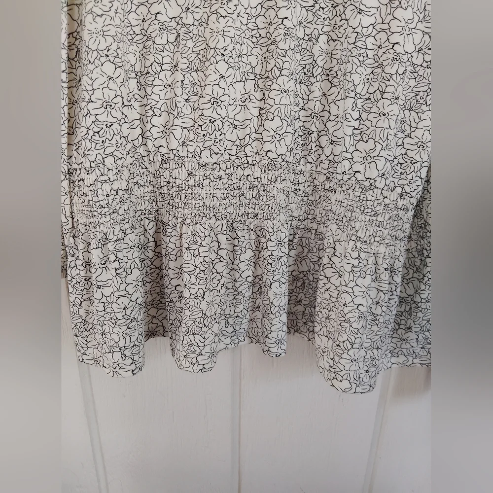 NWT!! Ophlia Roe, Chic V-Neck Floral Blouse. Size 2X - Picture 5 of 8